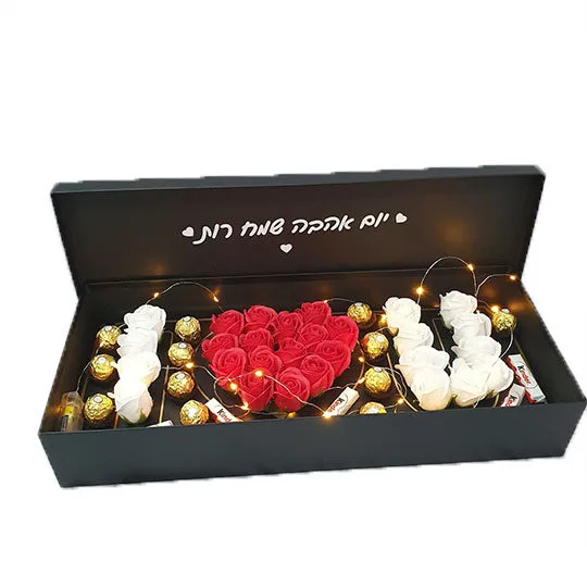 מארז ליום אהבה אדום לבן פרחים