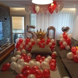 קישוט בלונים בבית ליום הולדת 50