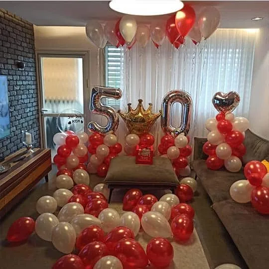 קישוט בלונים בבית ליום הולדת 50