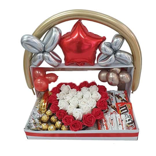 מארז פרחים לב עם שוקולדים