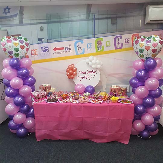 שולחן בר מתוקים עם בלונים