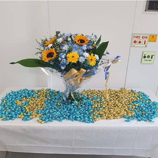 שולחן פרחים עם שוקולדים