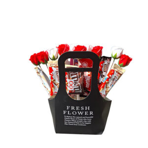 תיק מתנה מעוצב עם פרחים ושוקולדים – מארז הפתעה ייחודי ומרגש